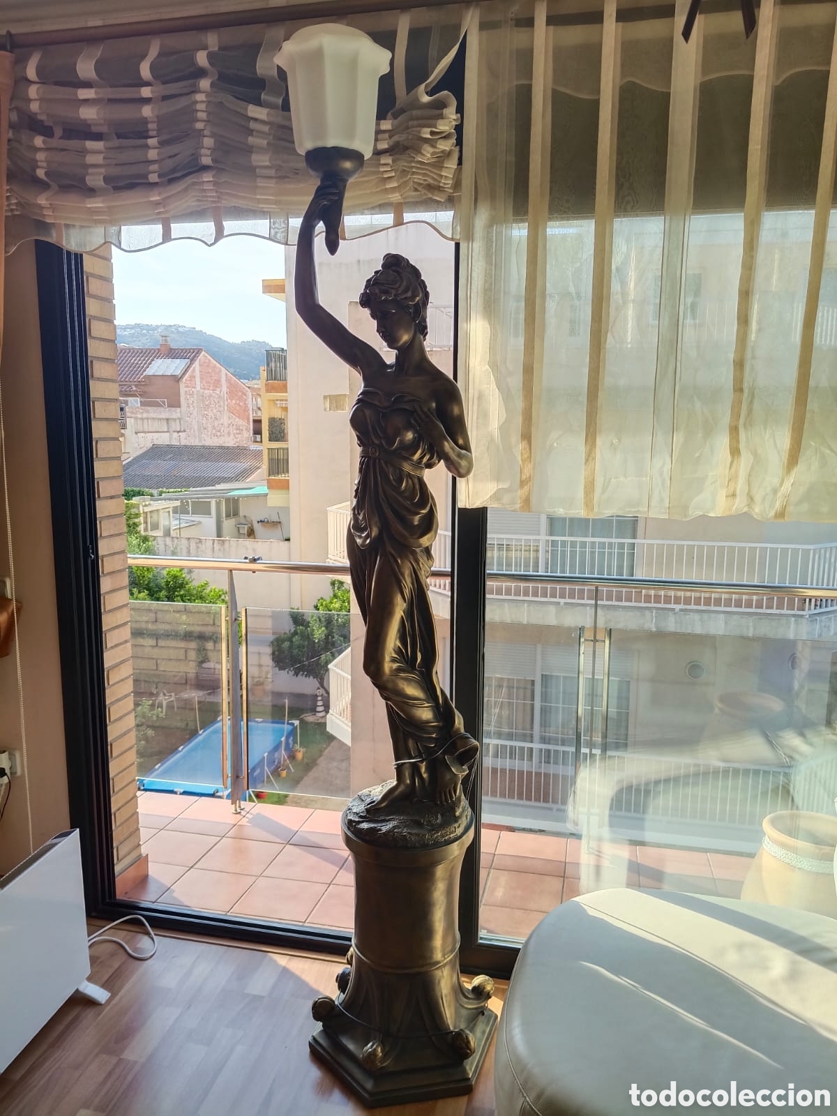 Arte: Escultura cl&aacute;sica con pedestal