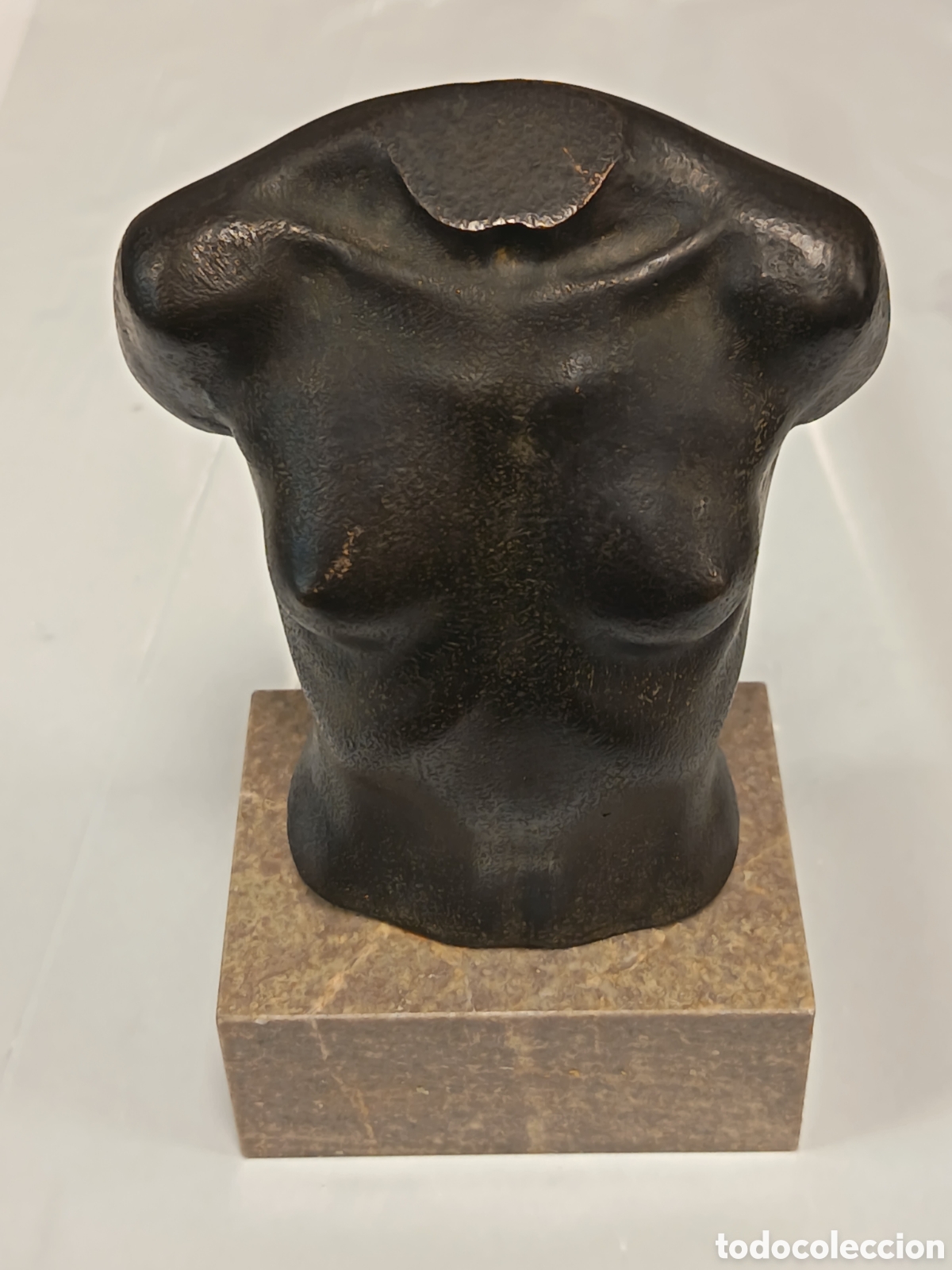 Arte: Busto de metal con base de m&aacute;rmol