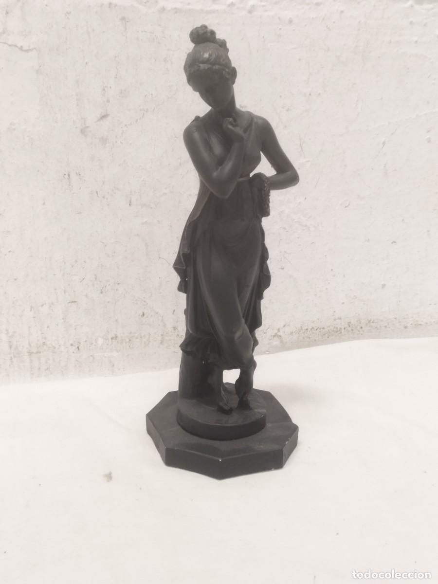 Arte: Figura, escultura de mujer de &eacute;poca. En resina.