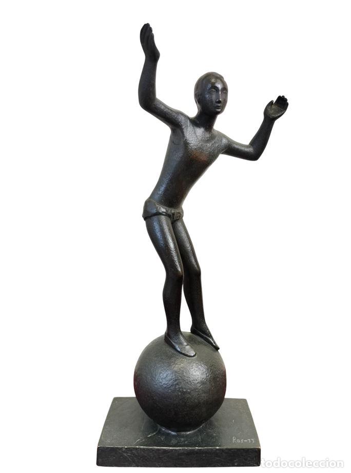 Arte: JOAQUIM ROS. ESCULTURA NOVECENTISTA DE HOMBRE SOBRE BOLA. BRONCE. ESPA&Ntilde;A. SIGLO XX.