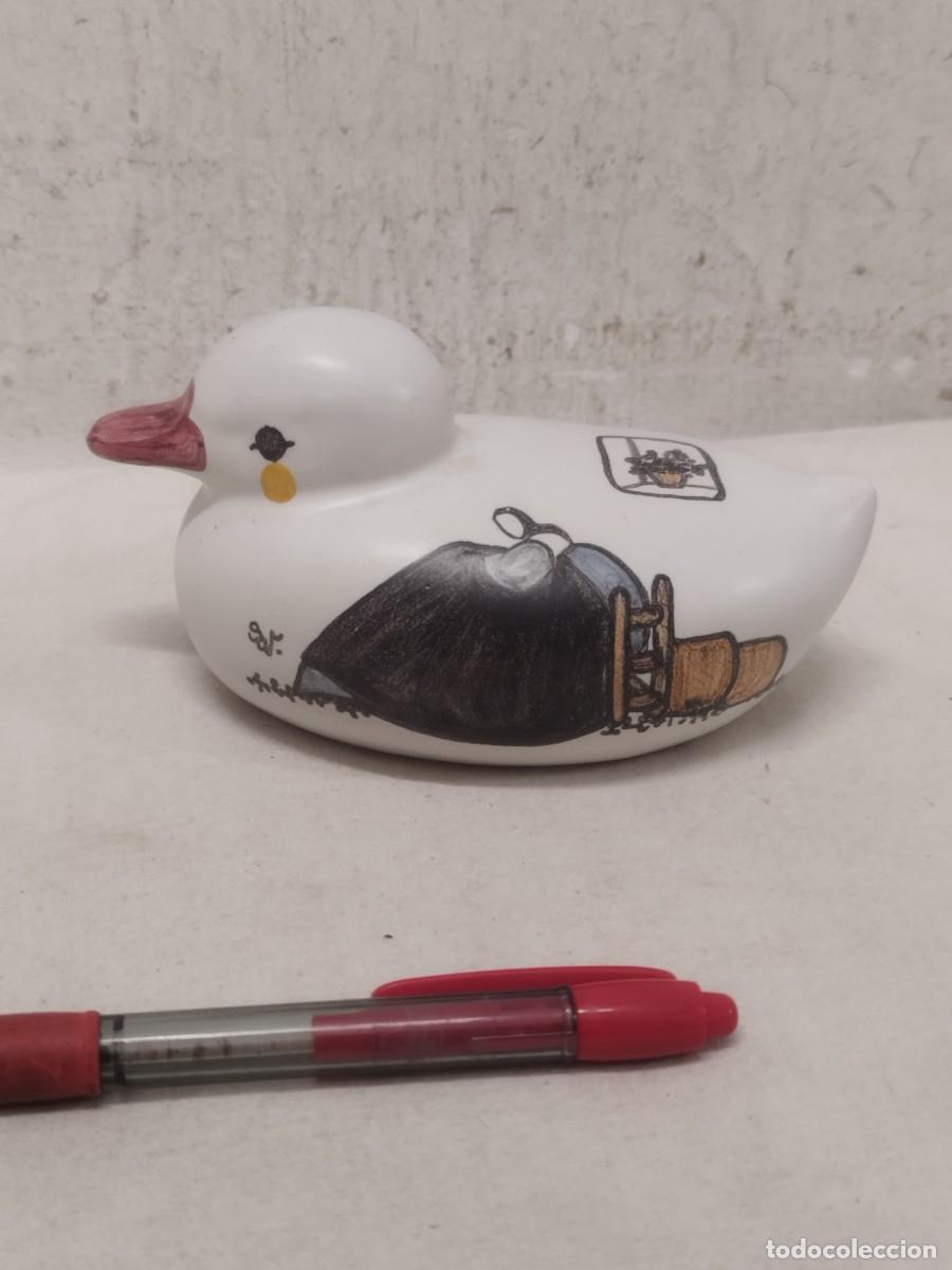 Arte: Antigua figurq, escultura de un pato en terracota pintada.