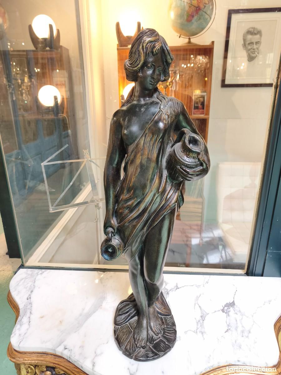 Arte: Figura femenina cl&aacute;sica de resina con acabado en bronce. Ideal decoraci&oacute;n.73 cm.