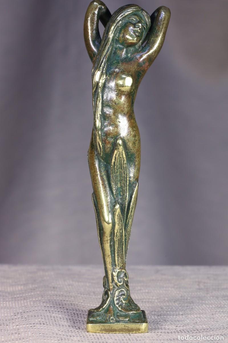 Arte: Escultura sello mujer. Art Nouveau. Monograma VG Sculpture of a woman with a seal. Art Nouveau. VG M