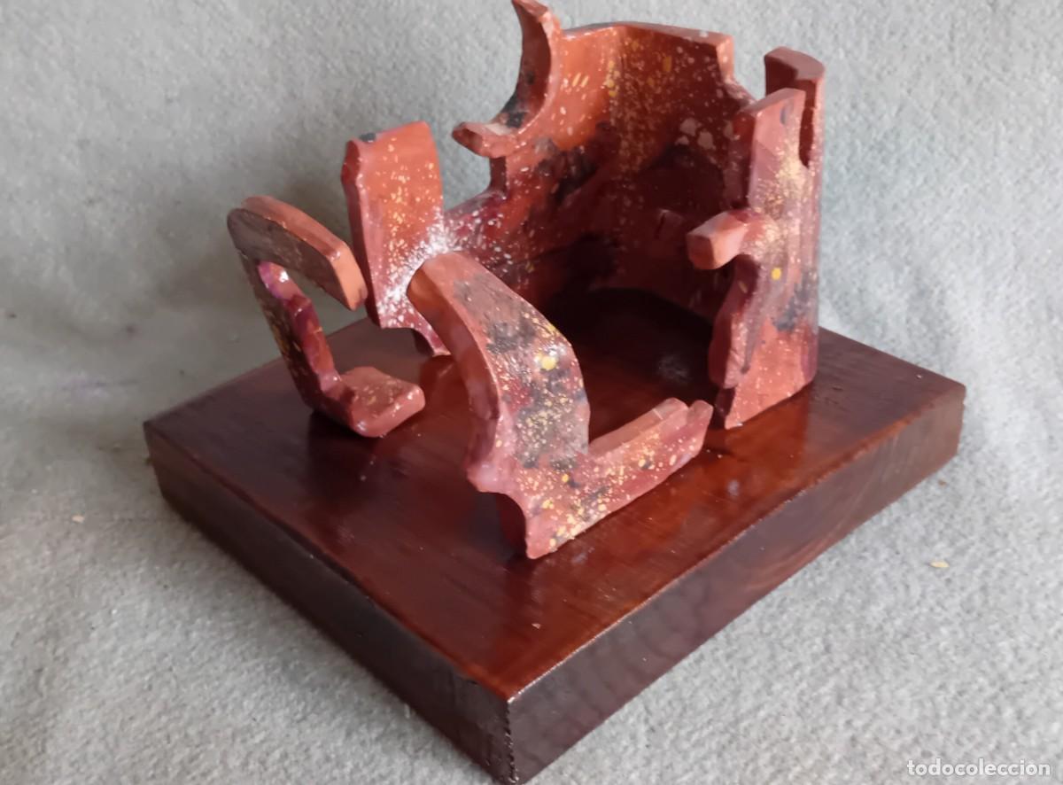 Arte: Escultura abstracta de terracota policromada sobre peana de madera