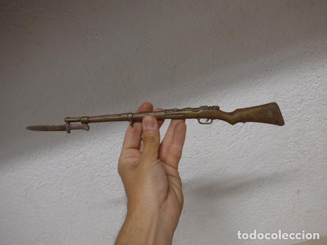 Arte: Antiguo fusil de bronce para escultura de militar, mide 33,5 cm largo.