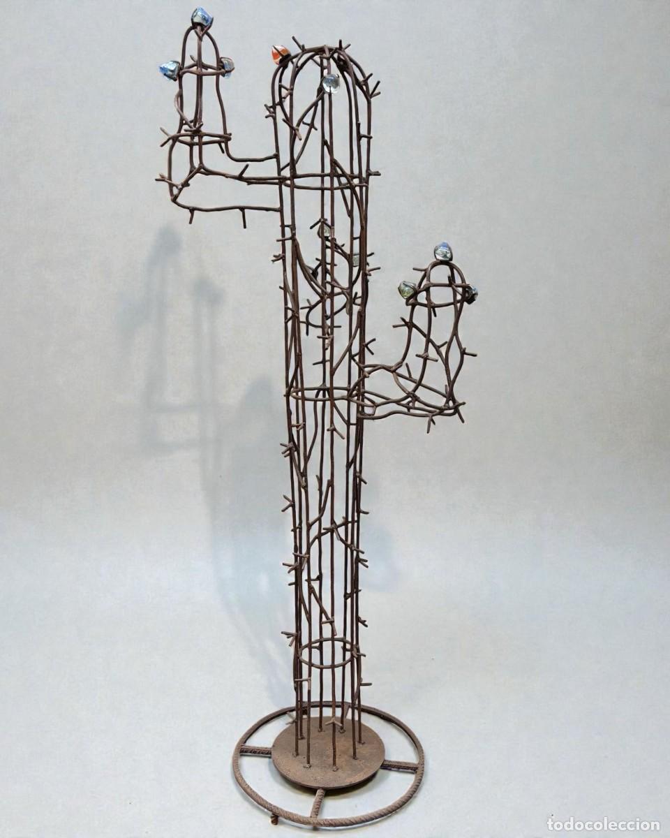 Arte: Escultura contempor&aacute;nea en hierro y vidrio en forma de cactus 125cm