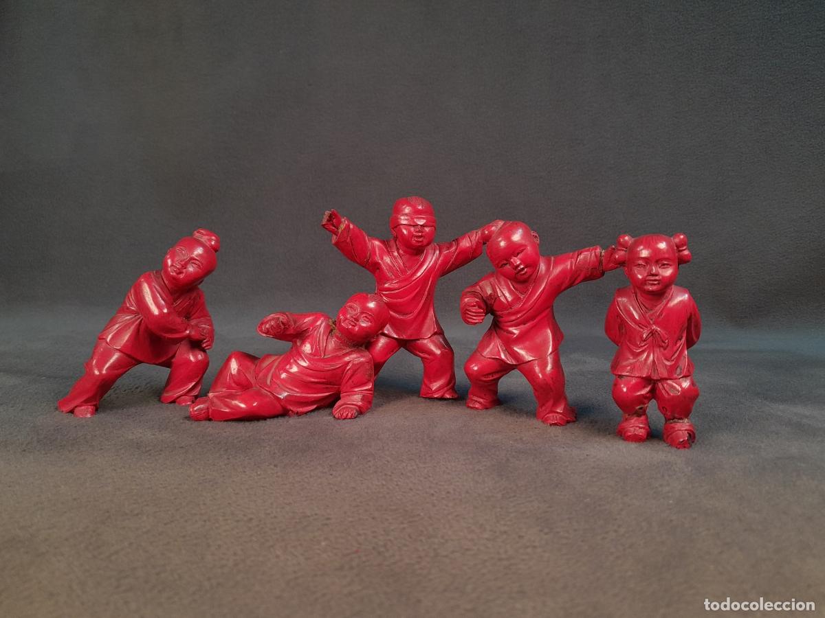 Arte: CONJUNTO DE CINCO FIGURITAS EN RESINA TIPO CINABRIO. SIGLO XX.