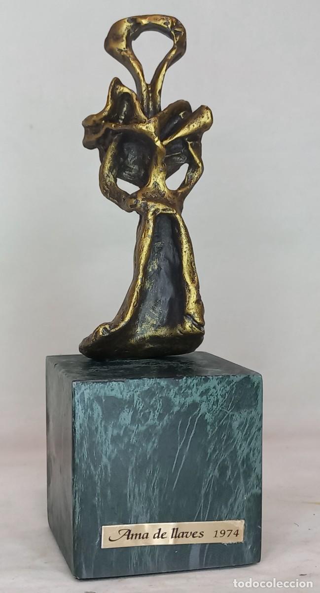 Arte: ESCULTURA DE BRONCE DE SALVADOR DALI , TITULADA - AMA DE LLAVES - 1974