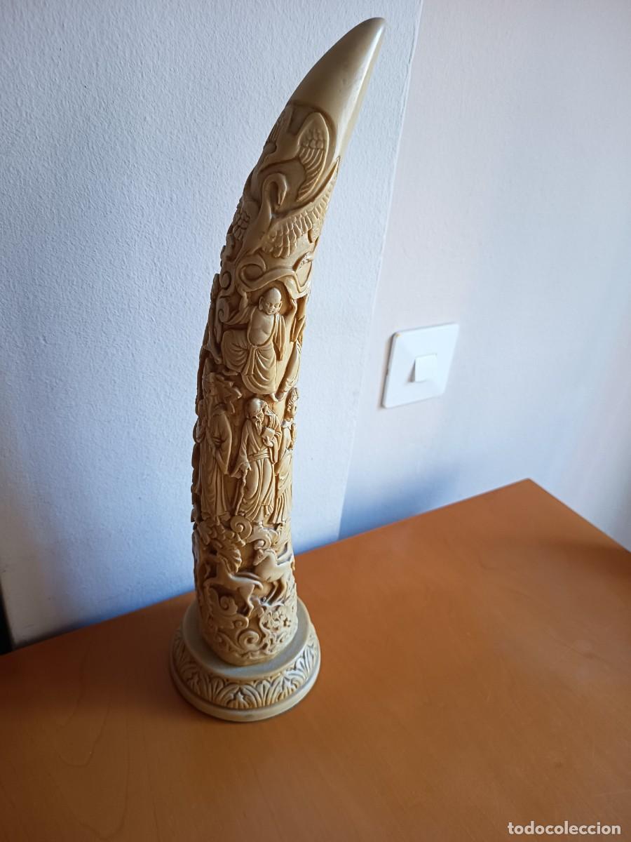 Arte: Colmillo de elefante antiguo, macizo, con gravados religiosos chinos