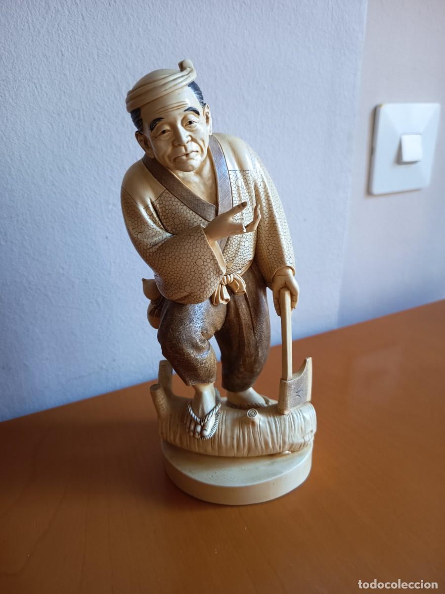 Arte: Figura de marfil antiguo le&ntilde;ador chino
