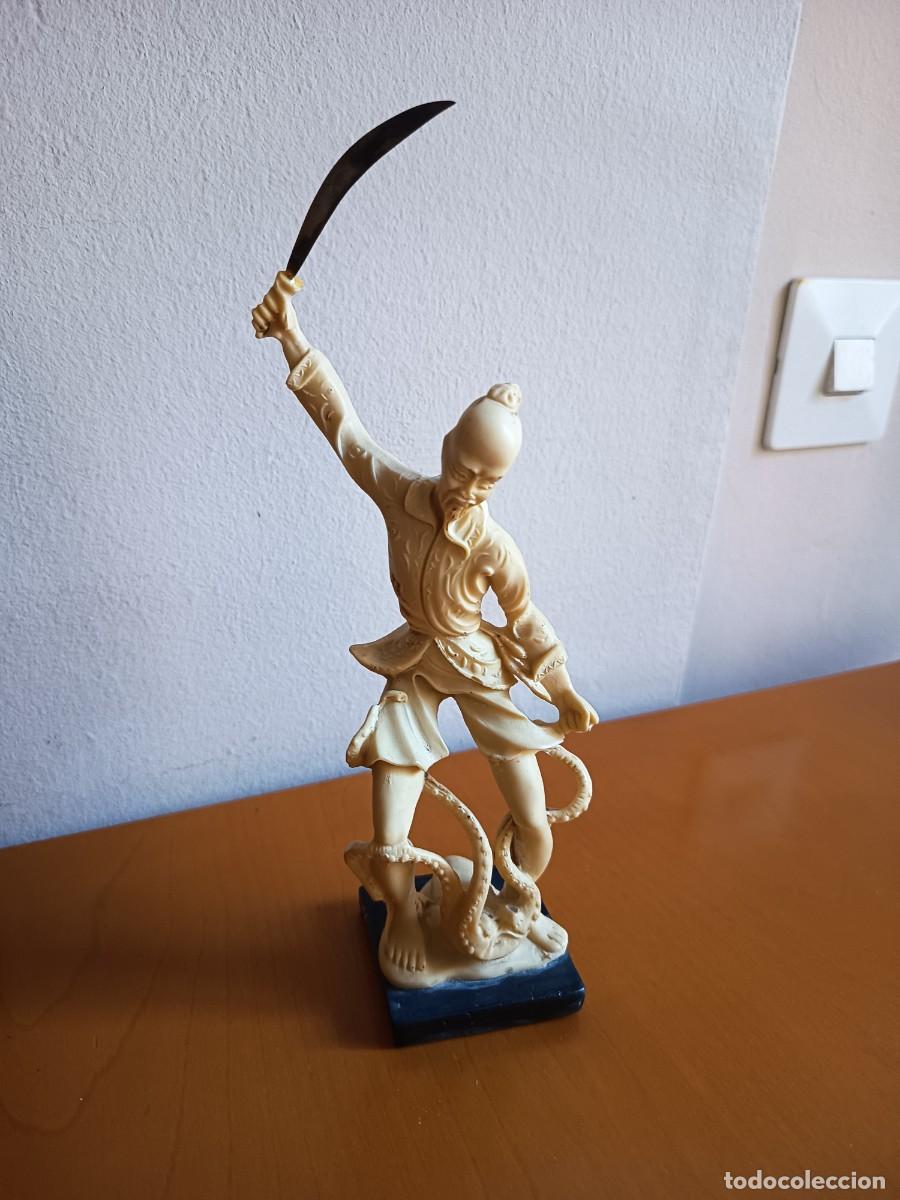 Arte: Figura de marfil: guerrero chino que lucha contra un pulpo