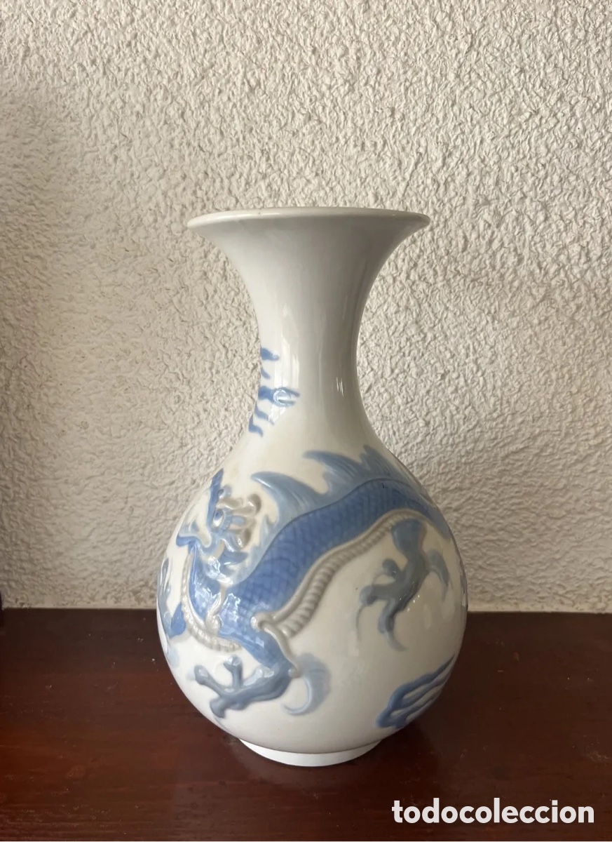 Arte: Lladro porcelaine vase. Asian dragon.