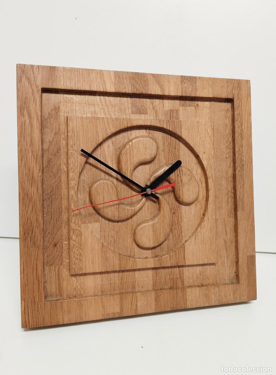 Arte: Talla vasca-reloj. Artesan&iacute;a. Madera de roble.