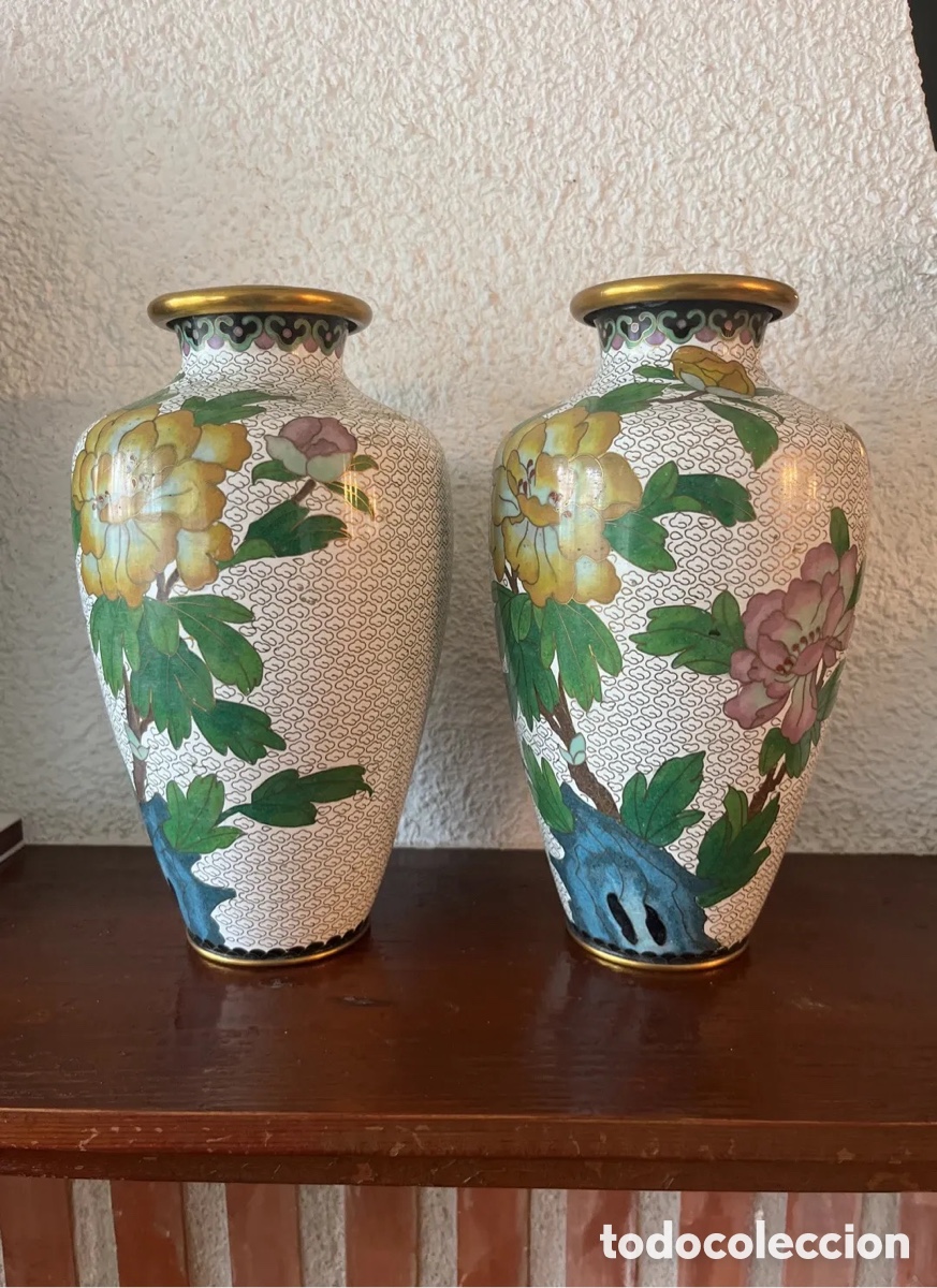 Arte: Pair of Vintage Chinese Cloisonn&eacute; Vases with Floral Decor