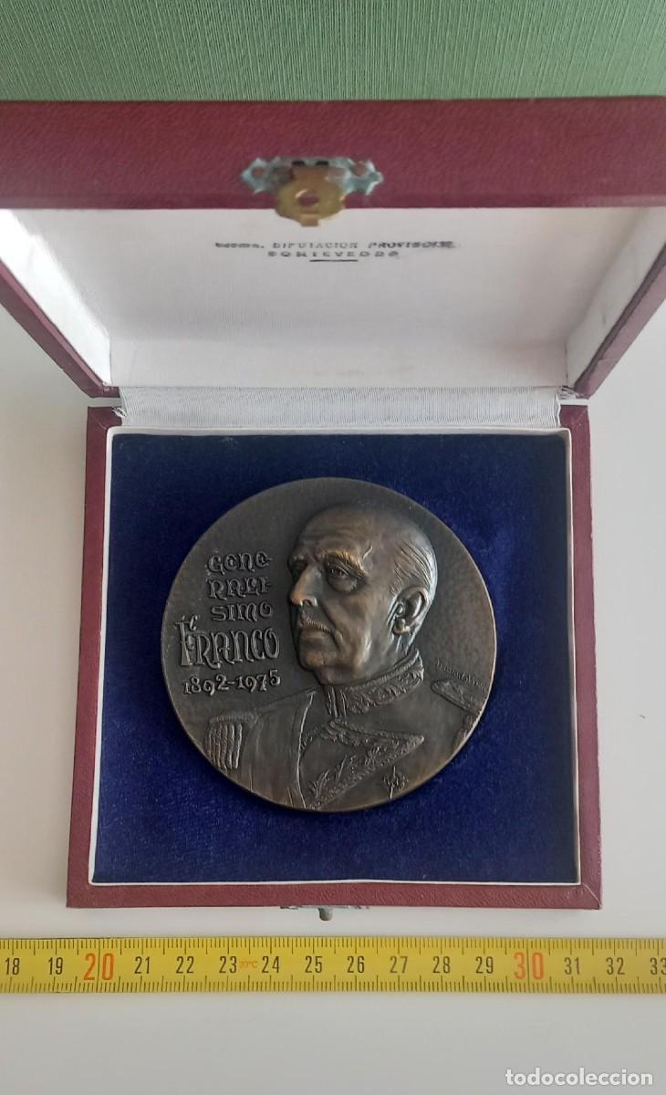 Arte: FRANCO. Medall&oacute;n de bronce numerado y firmado en estuche.