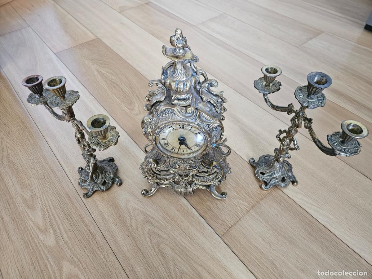 Arte: Reloj y pareja de candelabros de bronce