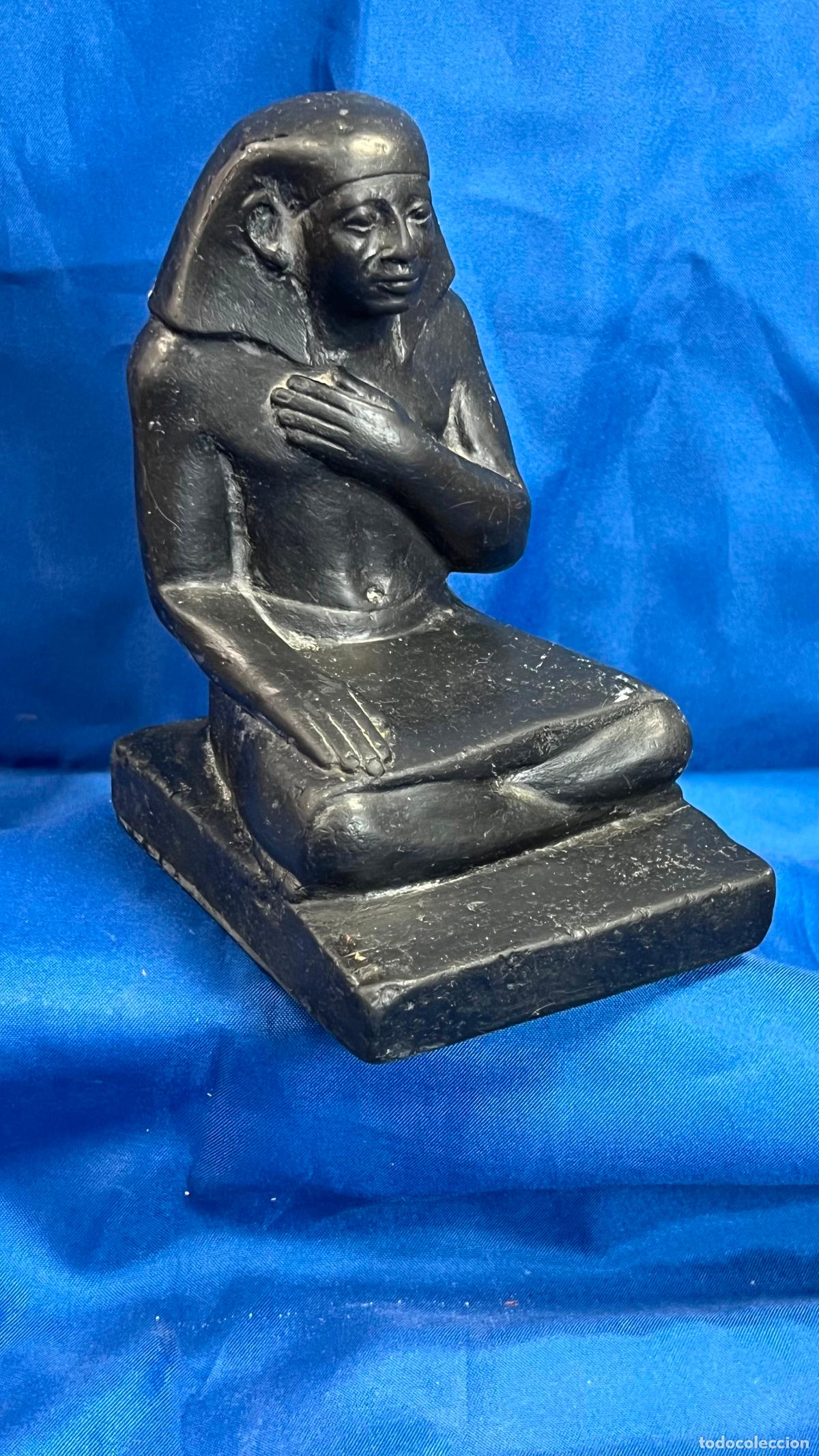 Arte: INTERESANTE FIGURA ESCULT&Oacute;RICA DE ESCRIBA O DIGNATARIO EGIPCIO EN ACTITUD DE RESPETO -