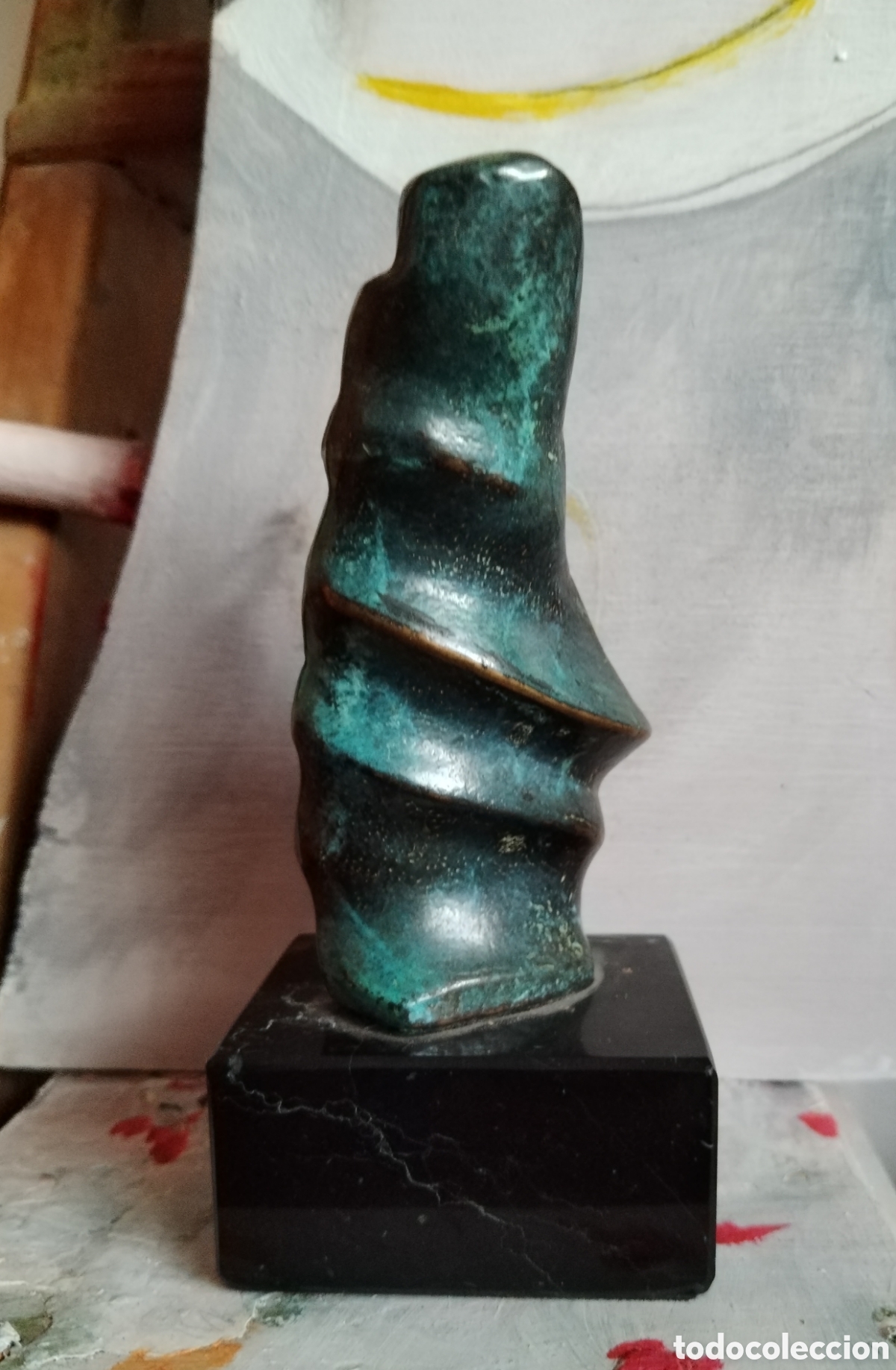 Arte: Escultura de bronce con base de m&aacute;rmol.
