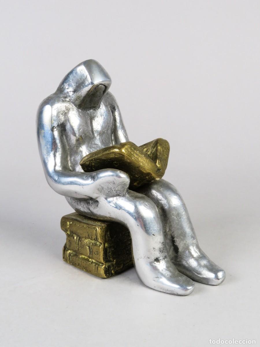 Arte: Escultura figura leyendo brutalista David Marshall siglo XX