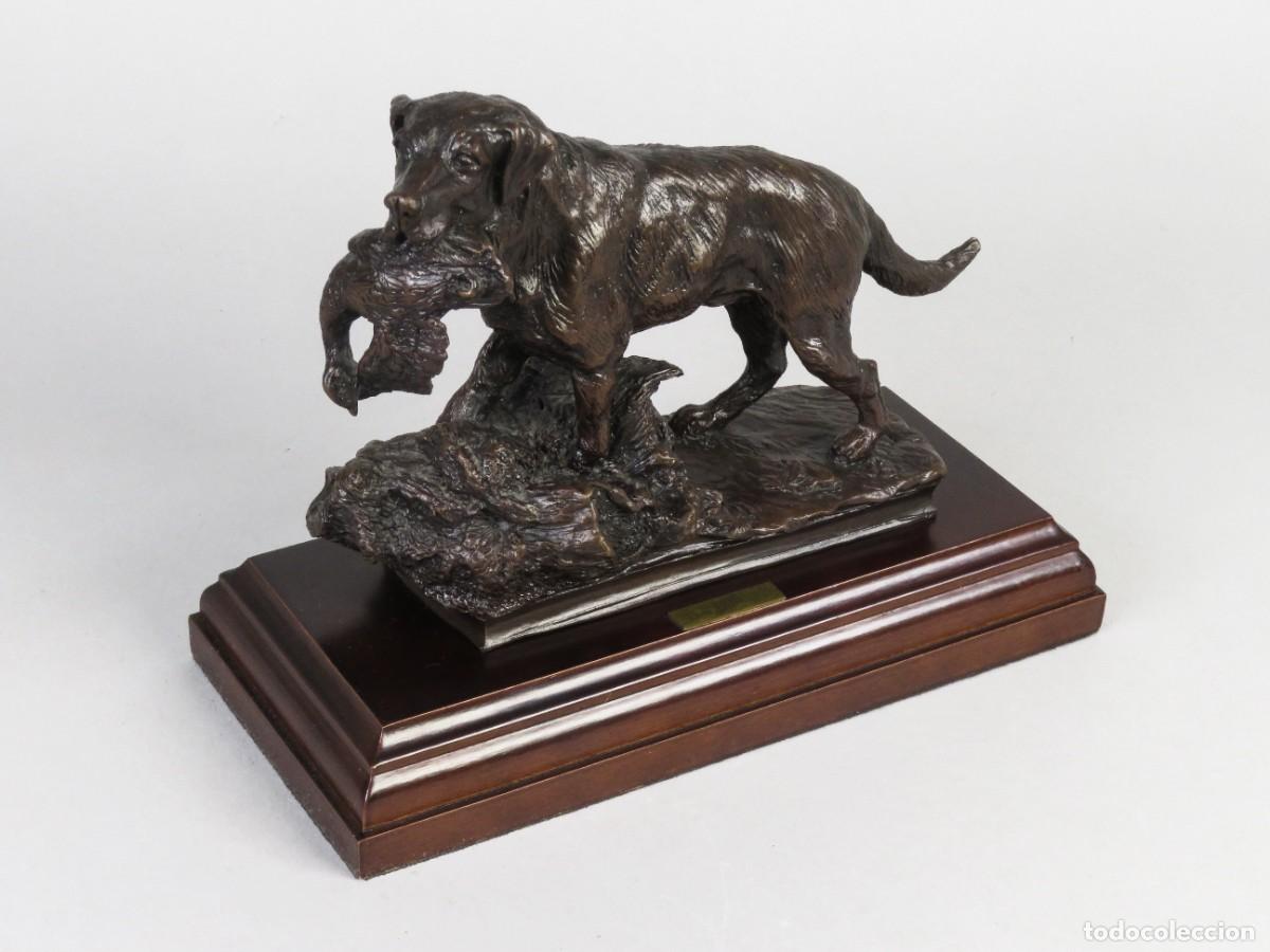 Arte: Escultura de bronce en base de madera Hunting Labrador Retriver Geoffrey Tiney siglo XX