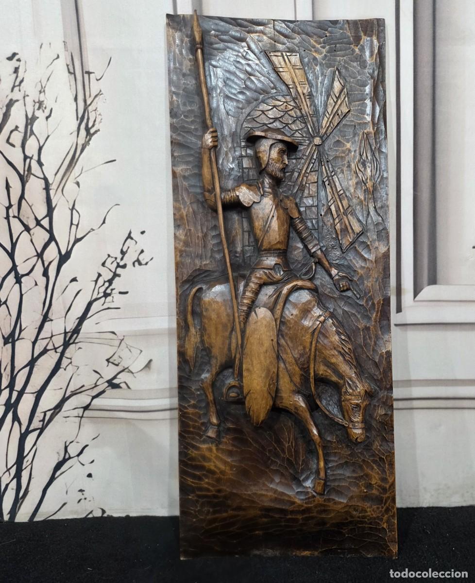 Arte: Panel de madera tallada de estilo r&uacute;stico espa&ntilde;ol que representa una escena de Don Quijote