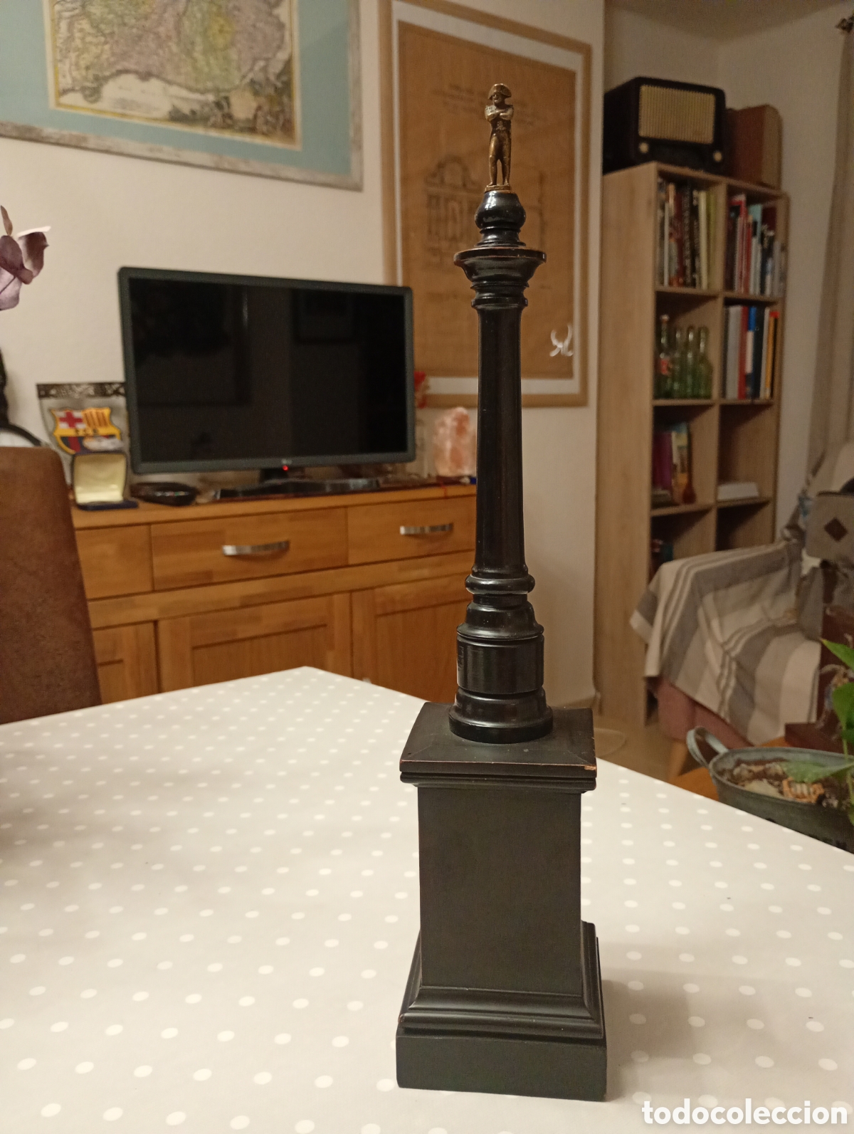 Arte: Columna y pedestal de madera rematada con una figura de Napole&oacute;n de Bronce. S. XIX. Par&iacute;s, Francia.