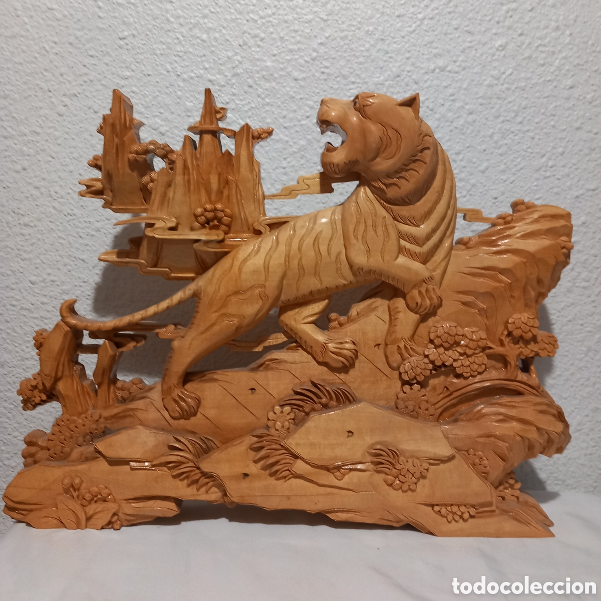 Arte: TALLA ORIENTAL EN MADERA/FENG SHUI(tigre sobre paisaje)51cm&times;40cm
