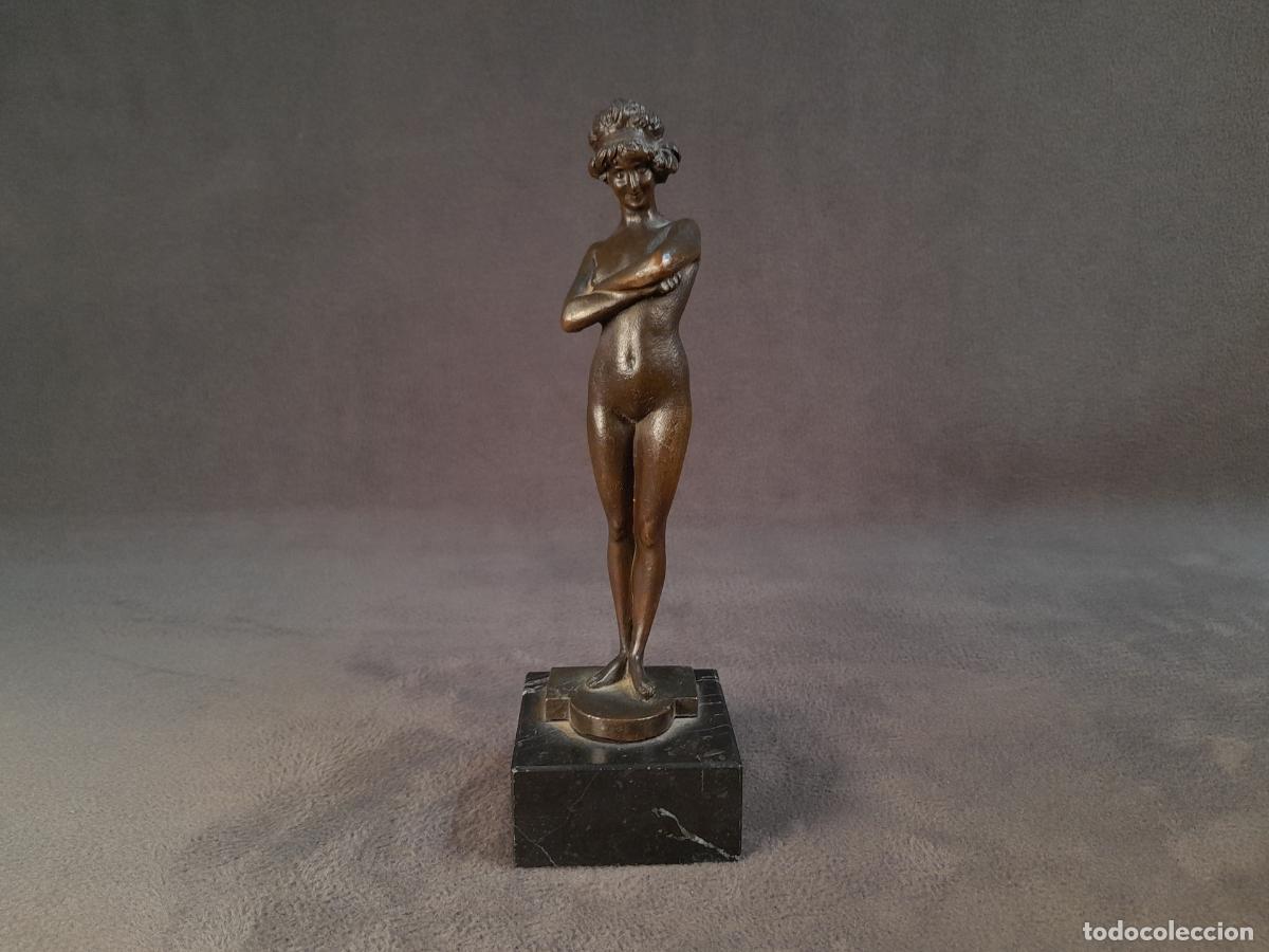Arte: ESCULTURA DE BRONCE FEMENINA SOBRE PEANA DE M&Aacute;RMOL.PRIMERA MITAD DEL SIGLO XX.