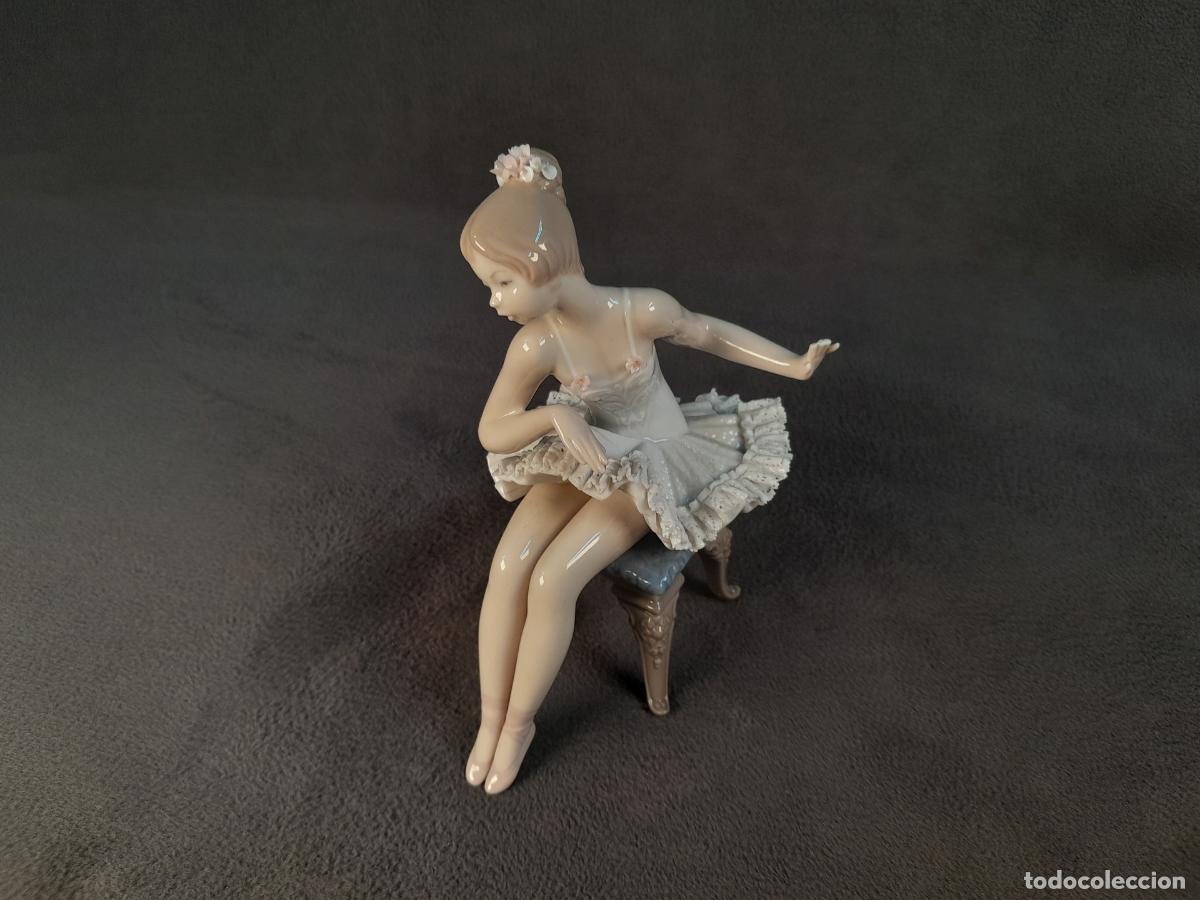 Kunst: FIGURA DE BAILARINA SENTADA DE LLADR&Oacute;. SIGLO XX.