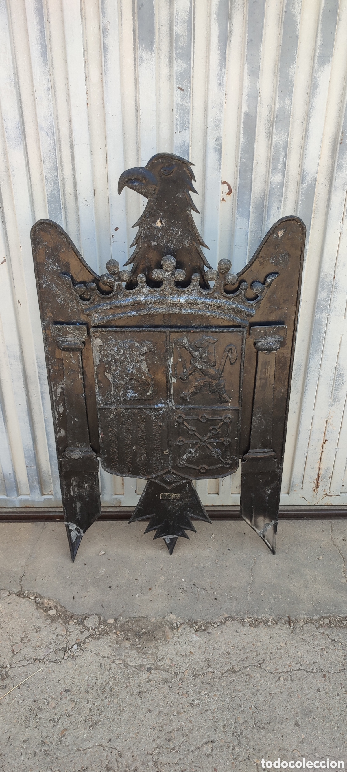 Arte: Antiguo Escudo de Espa&ntilde;a con &aacute;guila de San Juan en hierro, para muros o portones antiguos. Grande