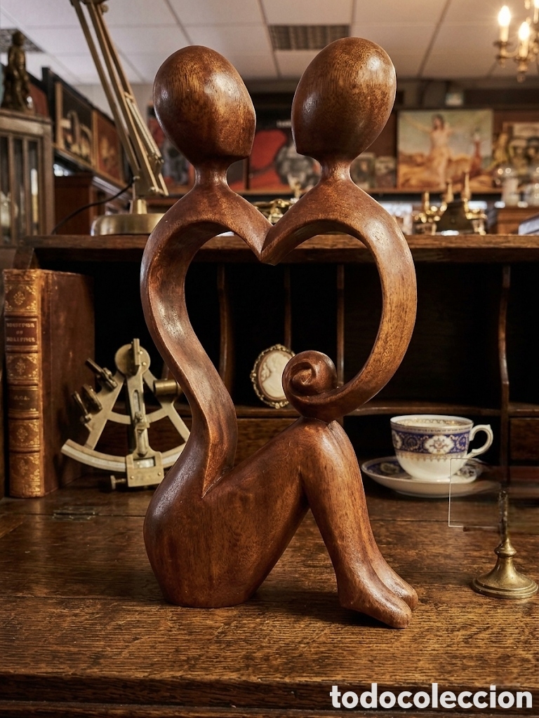 Arte: Escultura de madera representa uni&oacute;n de pareja