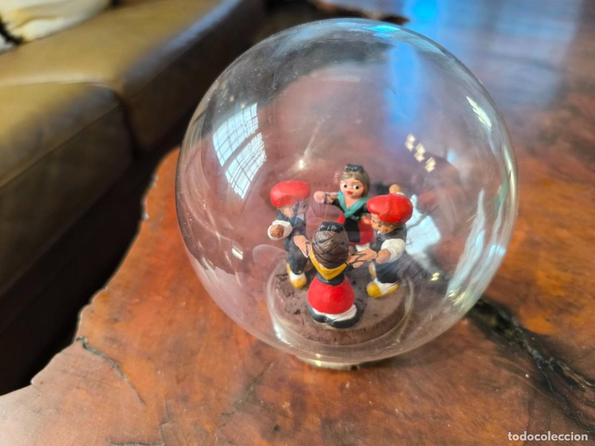 Arte: FIGURAS DE TERRACOTA PINTADAS A MANO BAILANDO LA SARDANA, EN CUPULA DE CRISTAL 15 CM