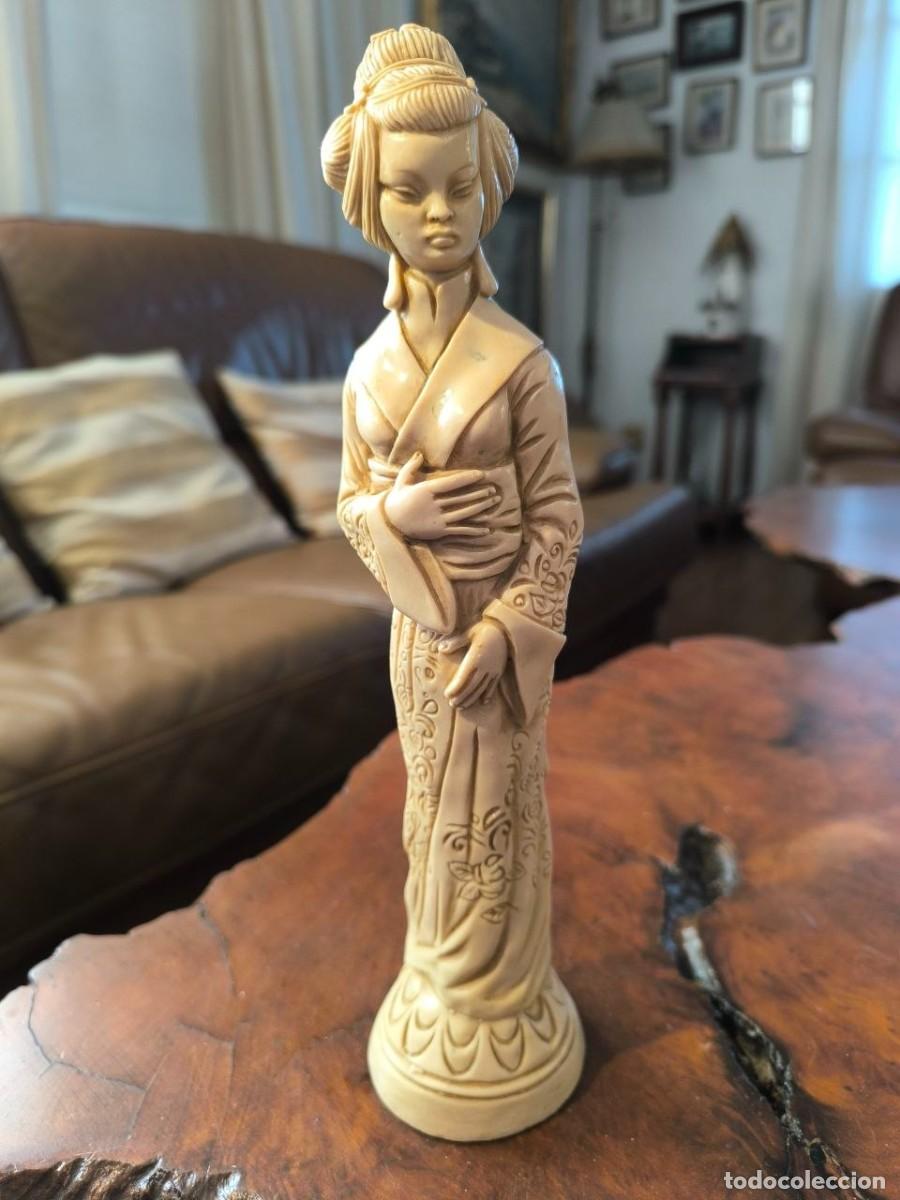 Arte: FIGURA ASIATICA GEISHA EN RESINA IMITACION MARFIL DE 29,5 CM
