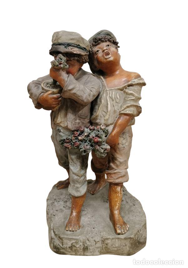 Arte: PAREJA DE NI&Ntilde;OS CON RAMOS DE FLORES. TERRACOTA POLICROMADA. FRANCIA. SIGLO XIX.