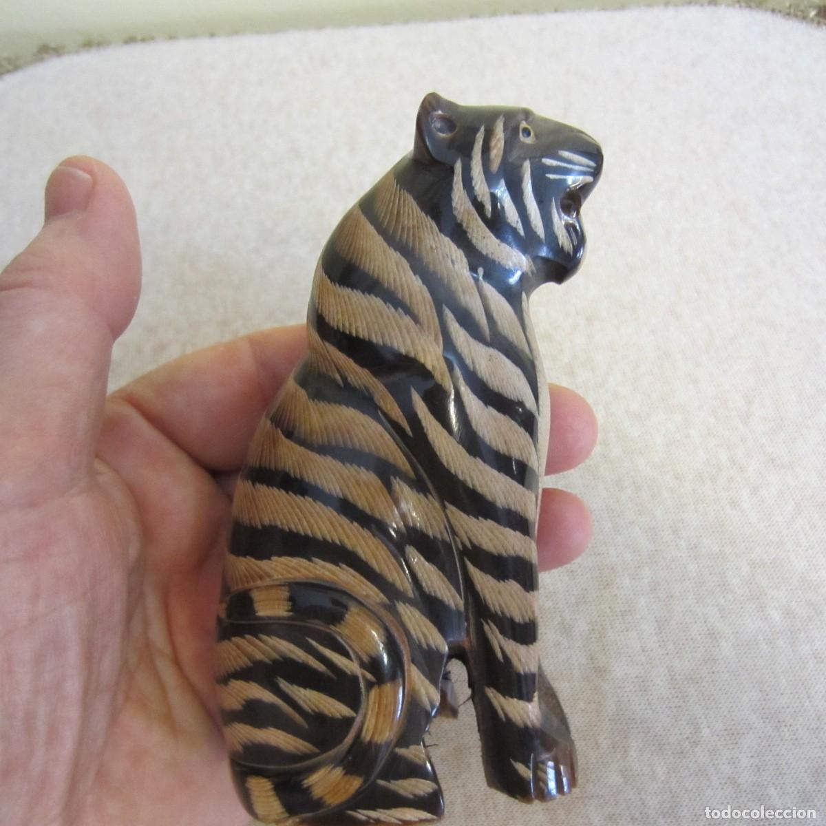 Arte: tigre tallado a mano en cuerno de b&uacute;falo