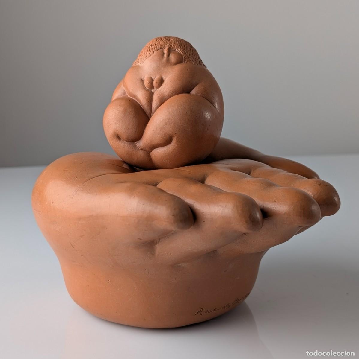 Arte: Ricardo Mesa, Escultura de Terracota 'Gordita Feliz' sobre Mano, Unica, Firmada, 1980s