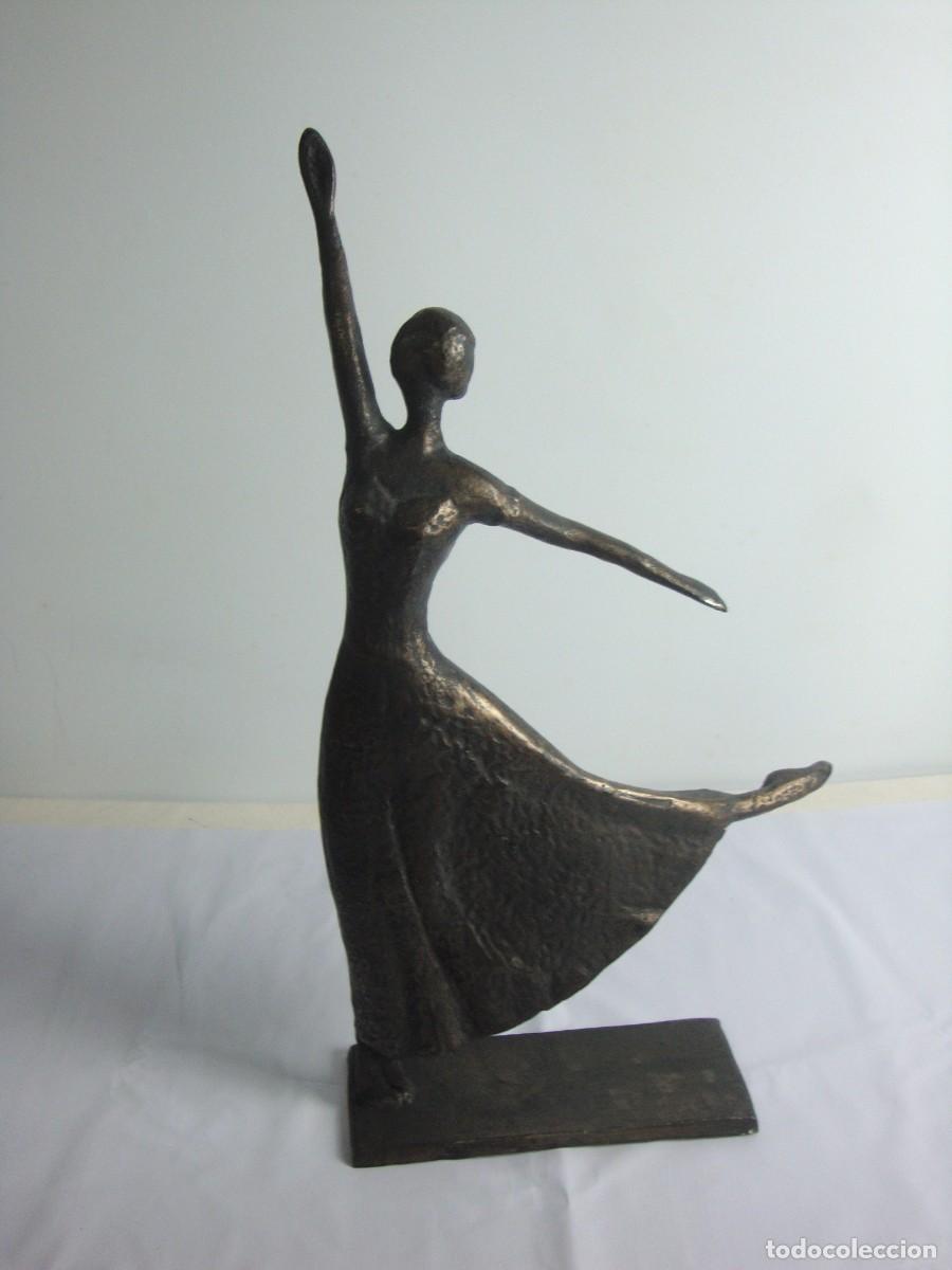 Arte: Bailarina en hierro fundido
