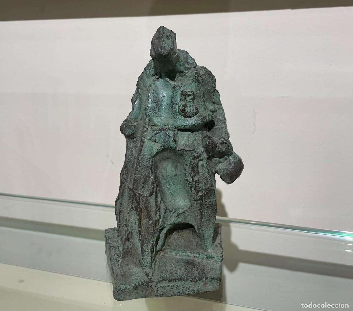 Art: Escultura de un peregrino del artista Antonio Oteiza en bronce.