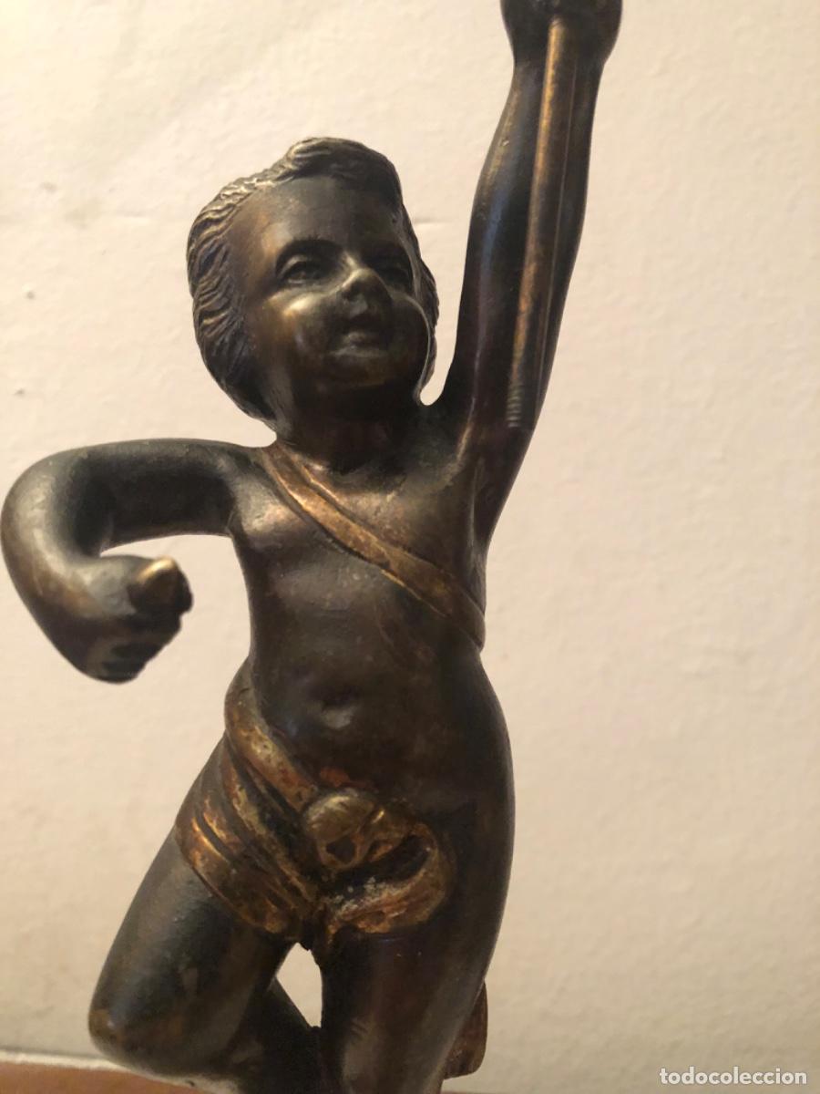 Arte: ANTIG&Uuml;A ESCULTURA EN BRONCE SOBRE PEANA DE M&Aacute;RMOL CUP&Iacute;DO .