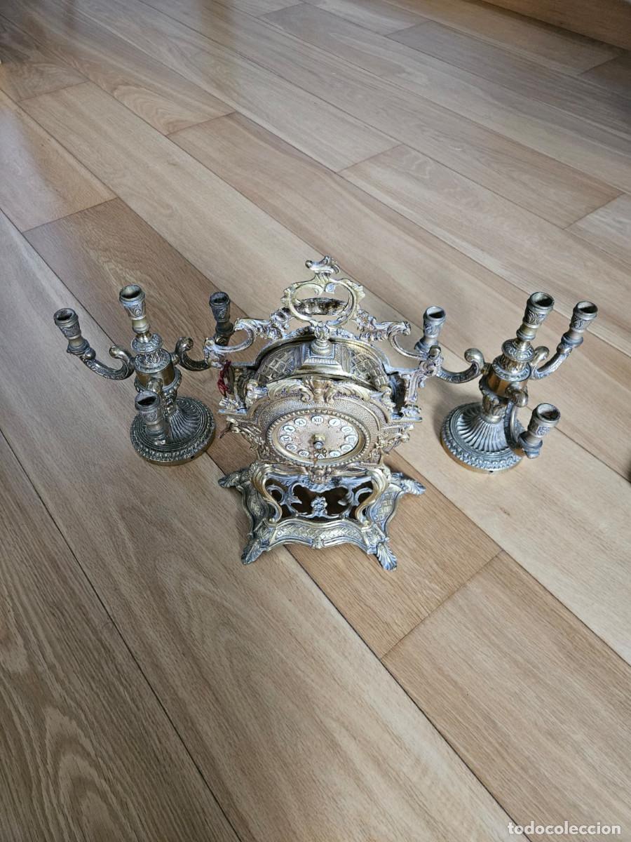 Arte: Reloj y pareja de candelabros de bronce