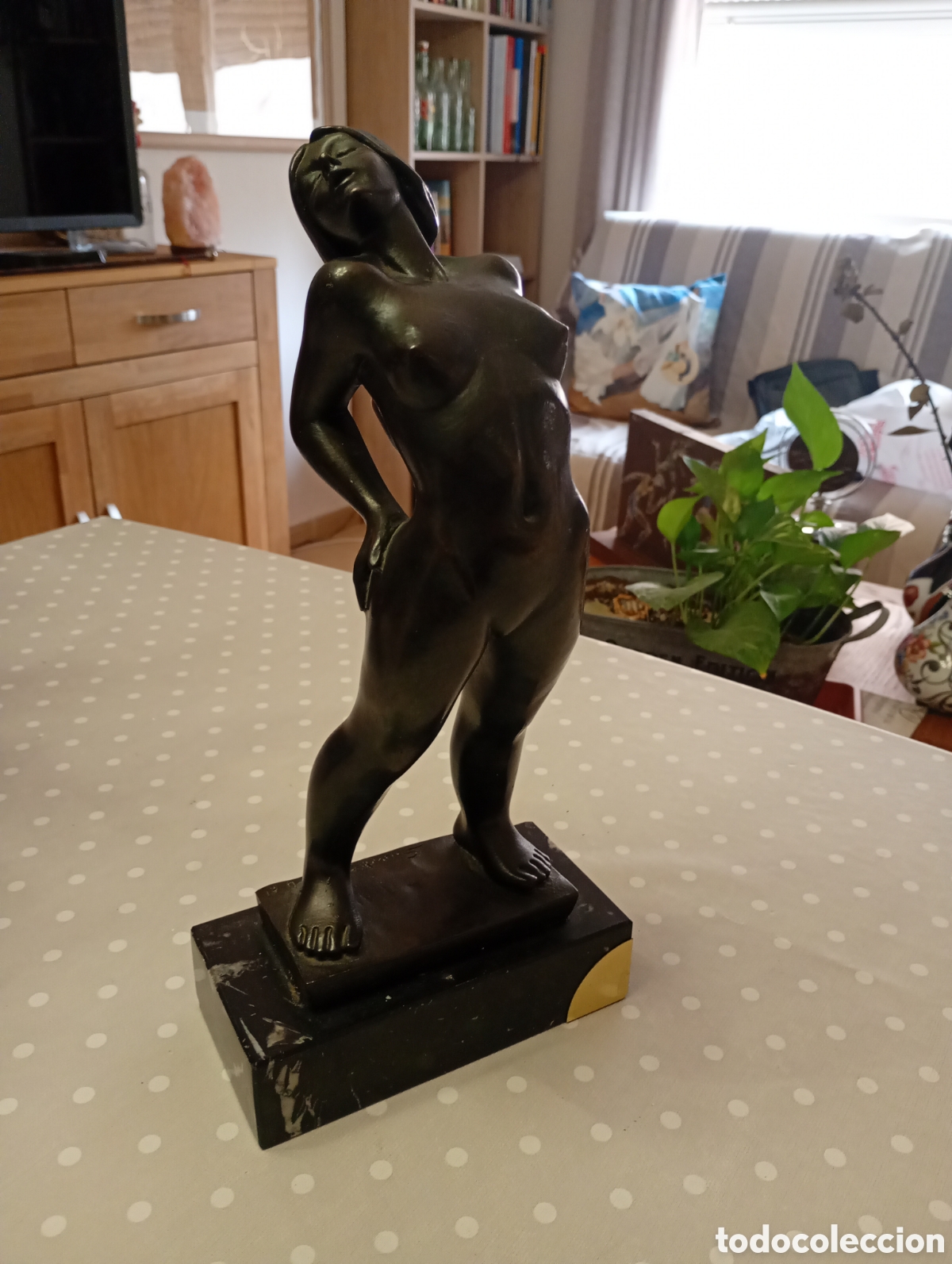 Arte: Desnudo femenino. Firmado Sauch or o S&aacute;nchez numerada. Bronce o resina.