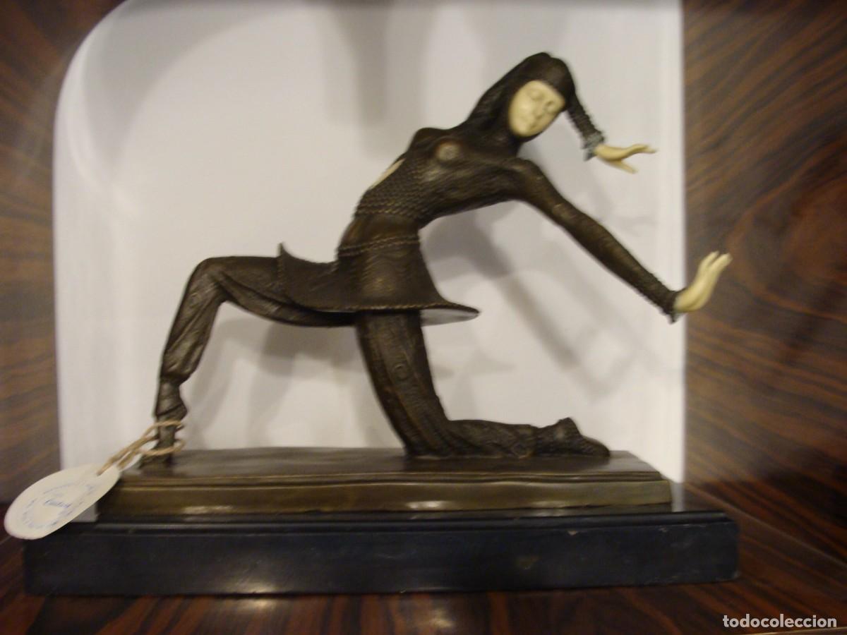 Arte: Kamorna escultura realizada en bronce y resina