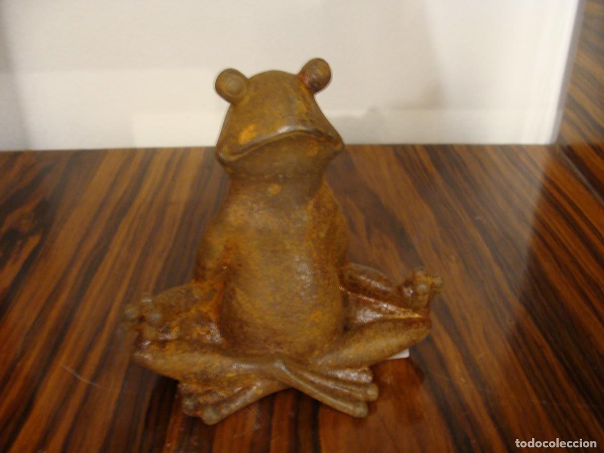 Arte: Rana haciendo yoga en hierro forjado