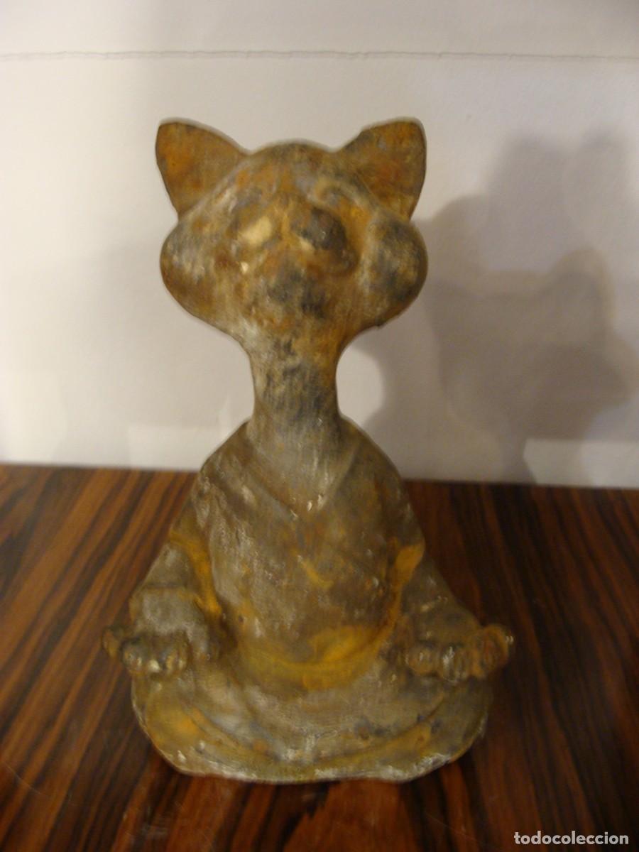 Arte: Gato en posici&oacute;n de yoga en hierro forjado