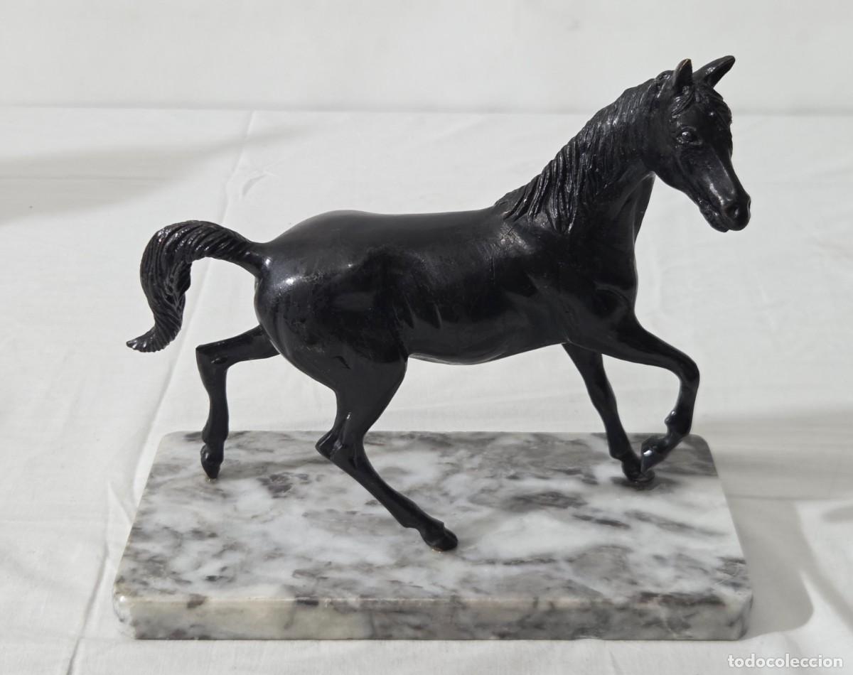 Arte: Figura de caballo en bronce patinado sobre peana de marmol