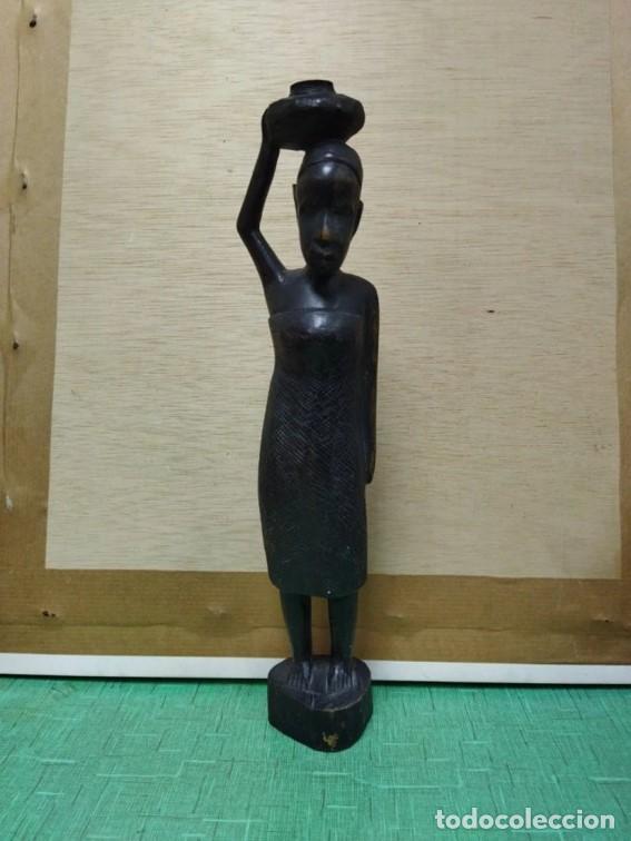 Arte: Figura africana de mujer tallada en madera &ndash; escultura tribal artesanal &ndash; &Aacute;frica