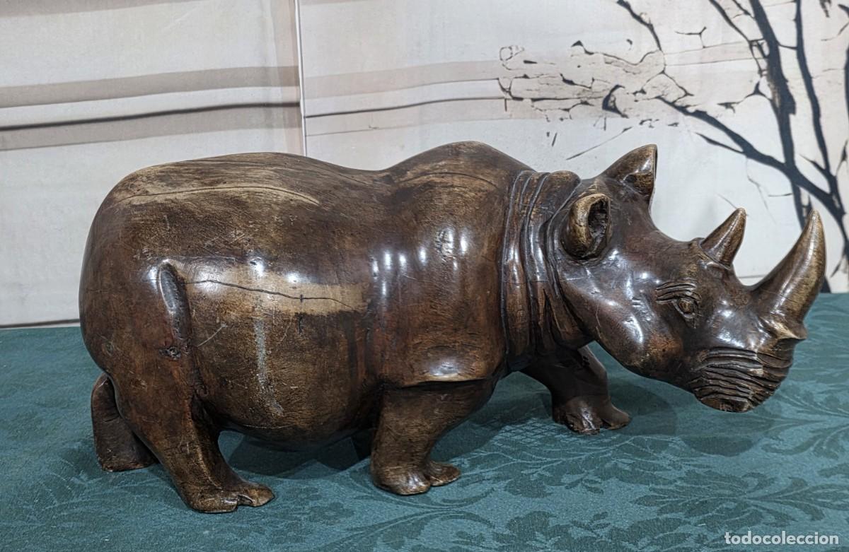 Arte: Antigua escultura en madera de rinoceronte