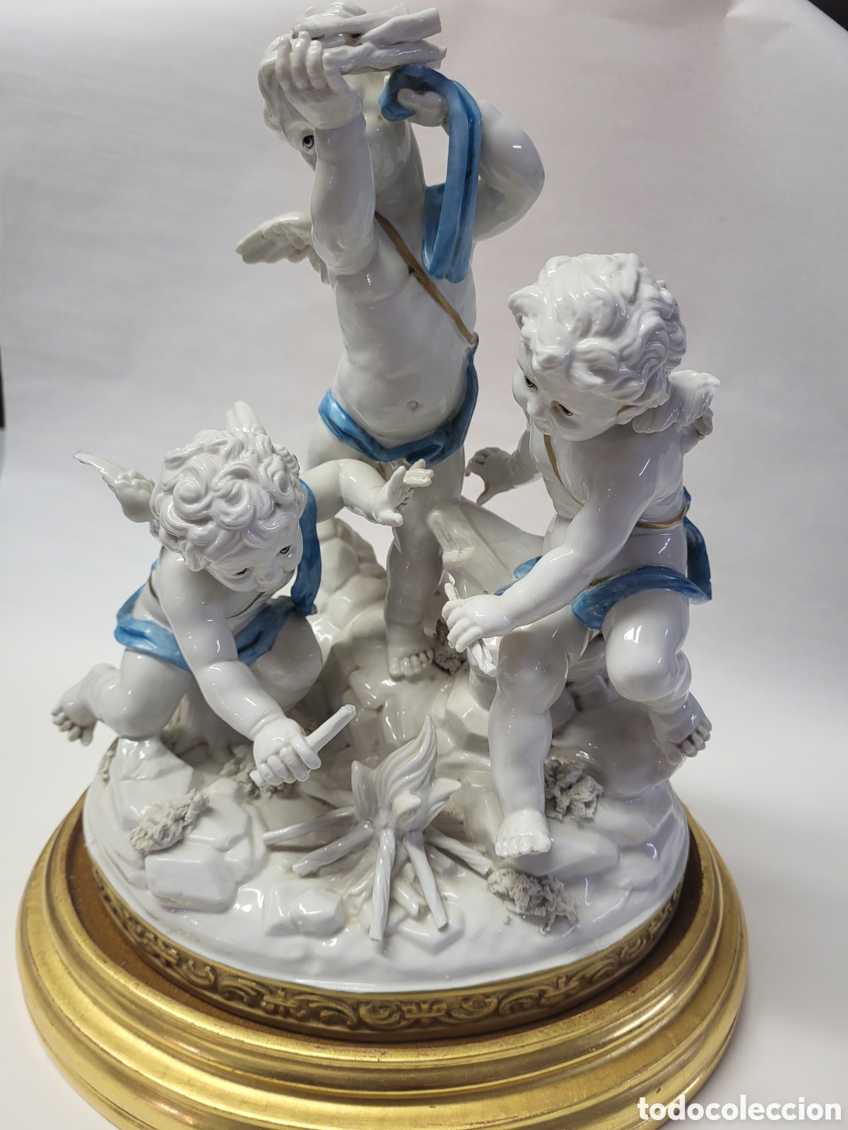 Arte: Porcelana de Algora con base de madera dorada