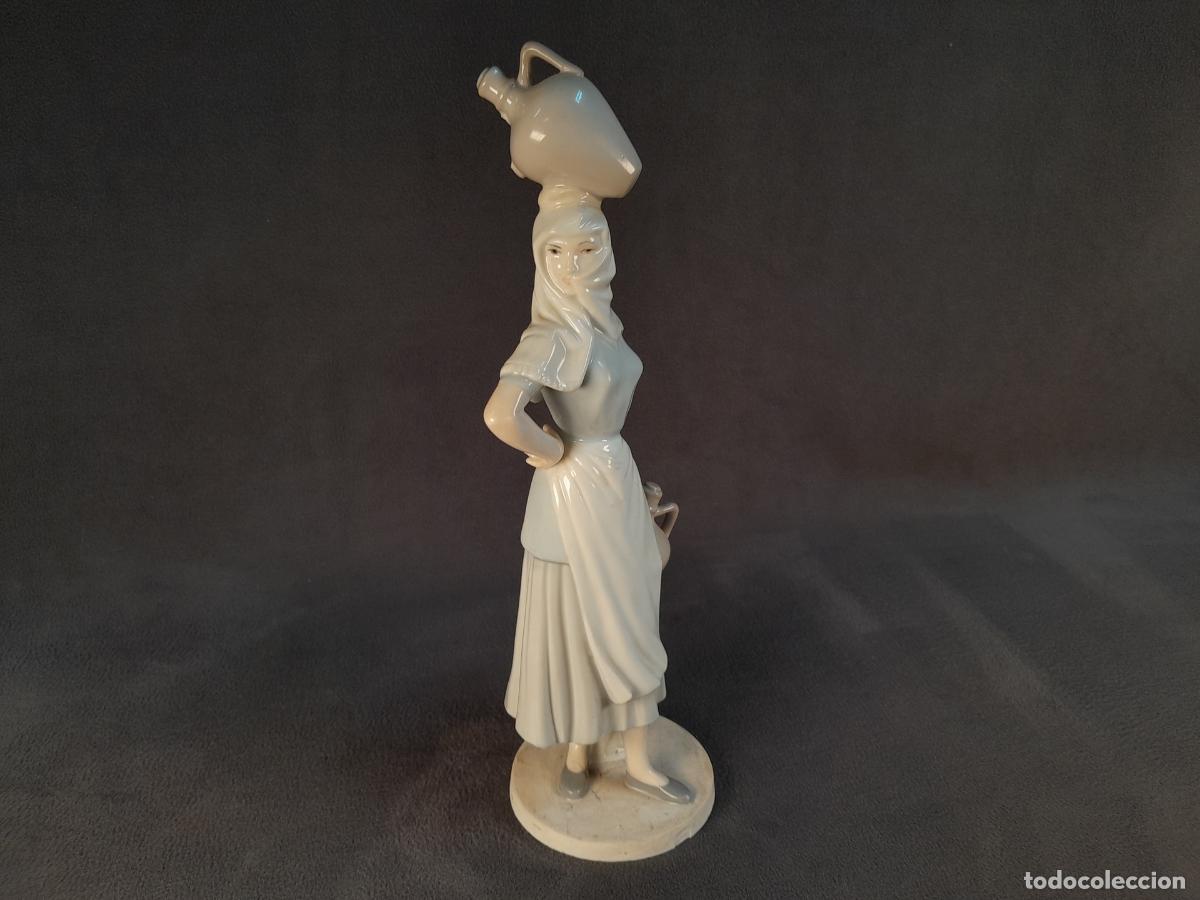 Arte: FIGURA EN PORCELANA BAJO ESMALTE DE BIDASOA.AGUADORA.MEDIADOS DEL S.XX