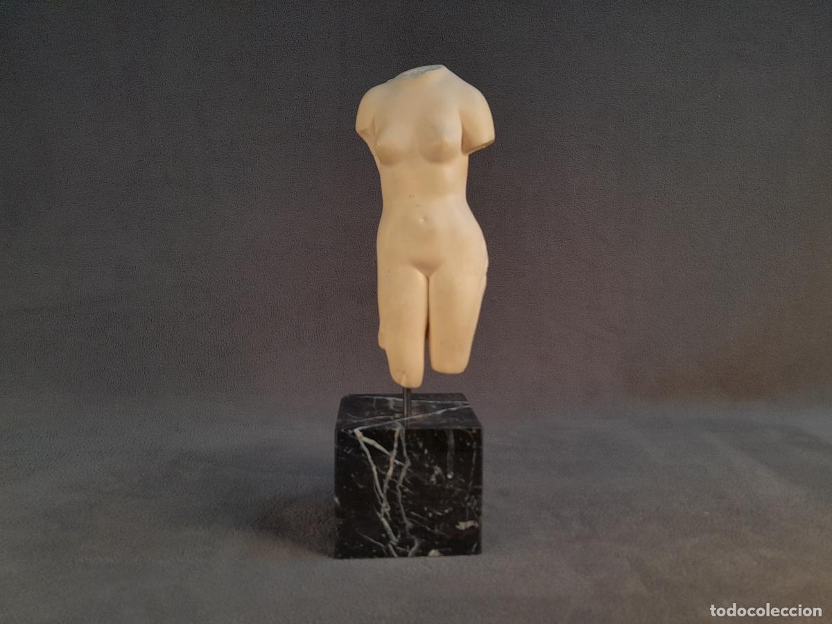 Art: ESCULTURA DE TORSO FEMENINO EN ALABASTRO SOBRE UN PEDESTAL DE MARMOL.SEGUNDA MITAD DEL S.XX